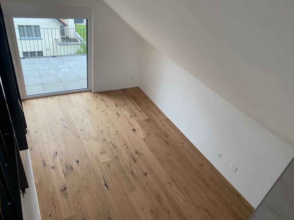 Bauunternehmen Zürich — Totalsanierung MFH, Ennetbaden: sanierter Wohnraum mit Terrassenzugang