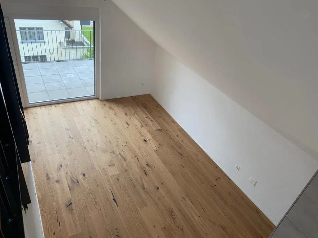 Bauunternehmen Zürich — Totalsanierung MFH, Ennetbaden: sanierter Wohnraum mit Terrassenzugang
